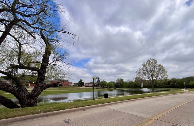 231 N Waterford Oaks Drive, Cedar Hill, TX 75104