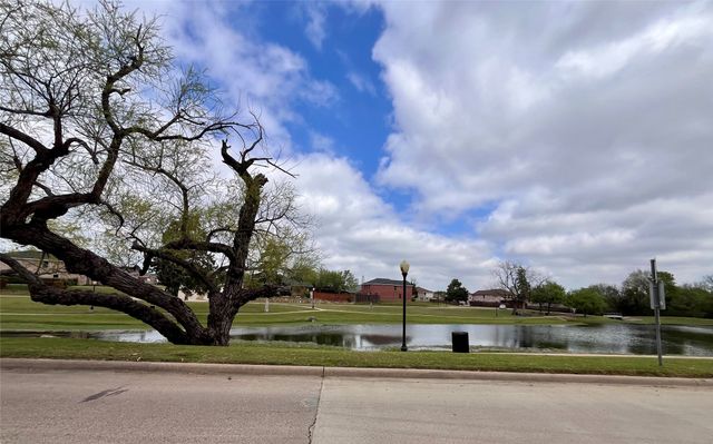 231 N Waterford Oaks Drive, Cedar Hill, TX 75104