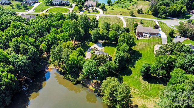 162 Twin Lakes Drive, Statesville, NC 28625