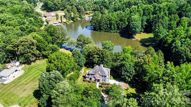 162 Twin Lakes Drive, Statesville, NC 28625