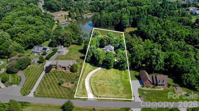 162 Twin Lakes Drive, Statesville, NC 28625
