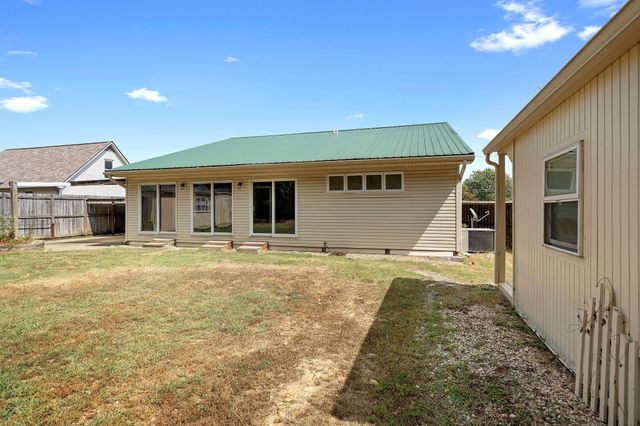 440 Cunningham Ln, Clarksville, TN 37042