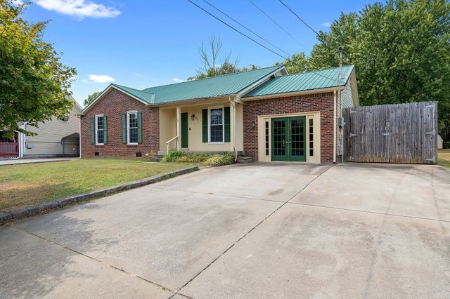 440 Cunningham Ln, Clarksville, TN 37042