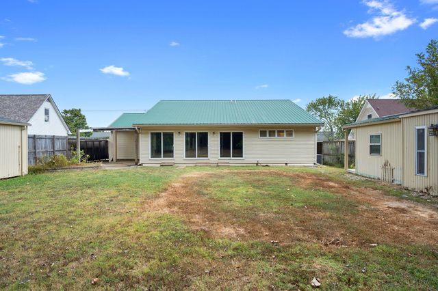 440 Cunningham Ln, Clarksville, TN 37042