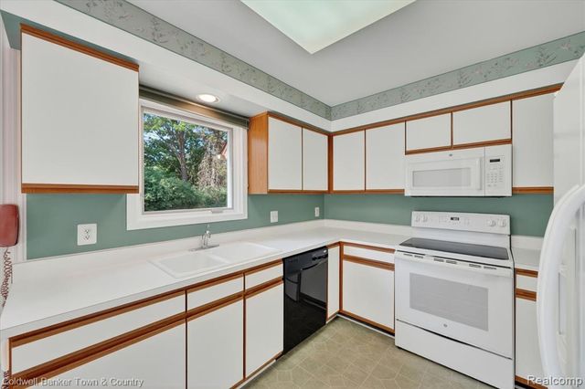 6172 Westbrooke Drive, West Bloomfield, MI 48322