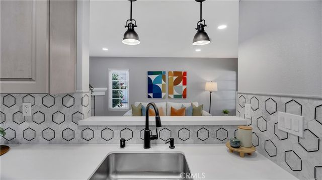 27 Christamon S, Irvine, CA 92620