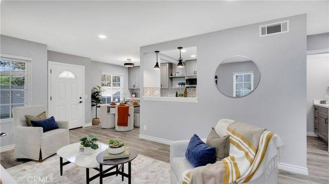 27 Christamon S, Irvine, CA 92620