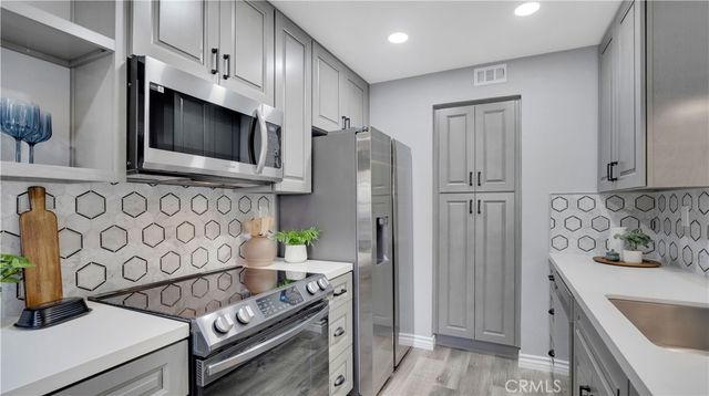 27 Christamon S, Irvine, CA 92620