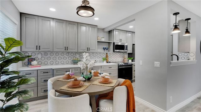 27 Christamon S, Irvine, CA 92620