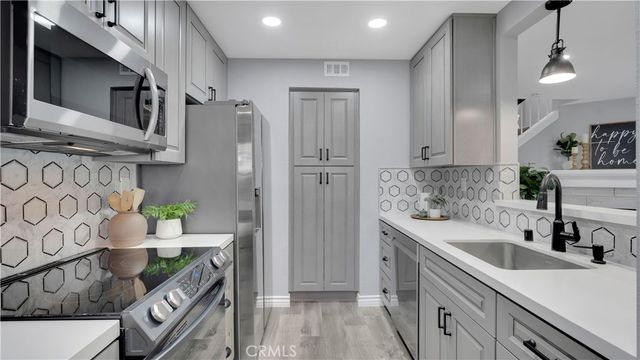 27 Christamon S, Irvine, CA 92620