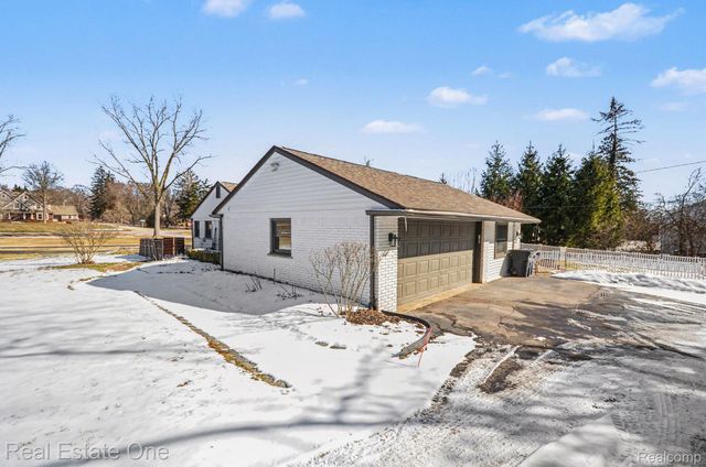 3861 Wedgewood Drive, Bloomfield Hills, MI 48301