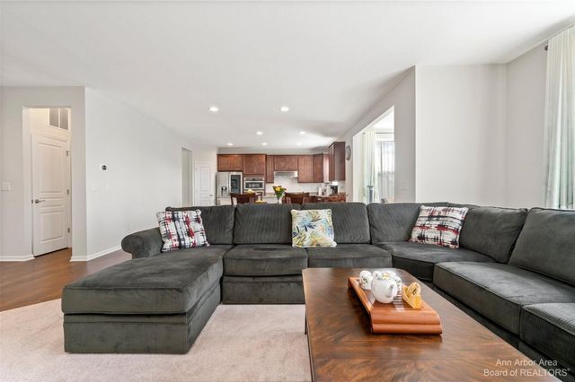 638 Holmdale Way, Ann Arbor, MI 48108