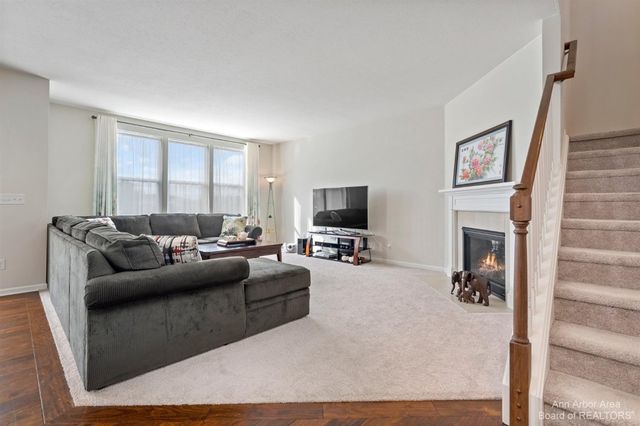 638 Holmdale Way, Ann Arbor, MI 48108