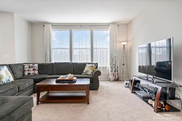 638 Holmdale Way, Ann Arbor, MI 48108