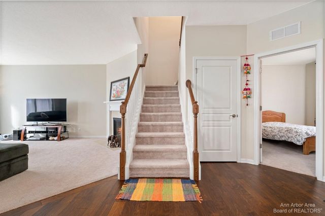 638 Holmdale Way, Ann Arbor, MI 48108