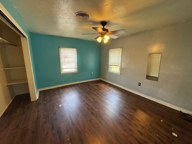 420 E Otis Ave, Salina, KS 67401