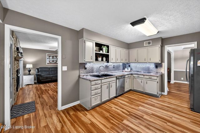 4809 Fox Chase Dr, Shepherdsville, KY 40165