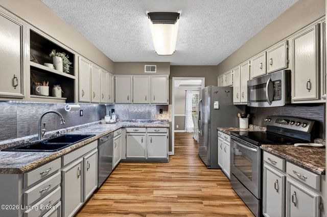 4809 Fox Chase Dr, Shepherdsville, KY 40165