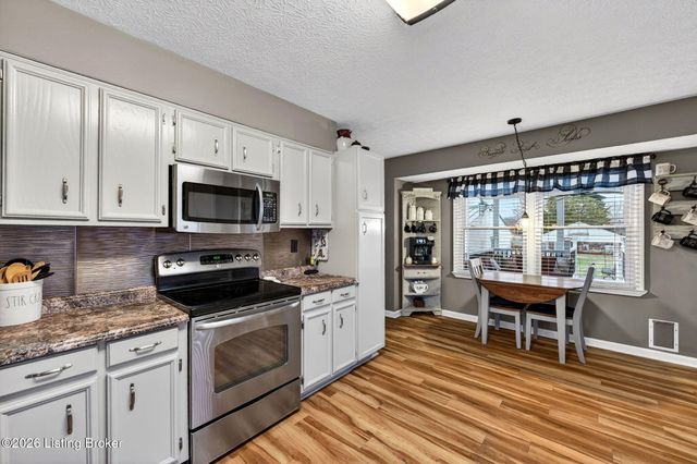 4809 Fox Chase Dr, Shepherdsville, KY 40165