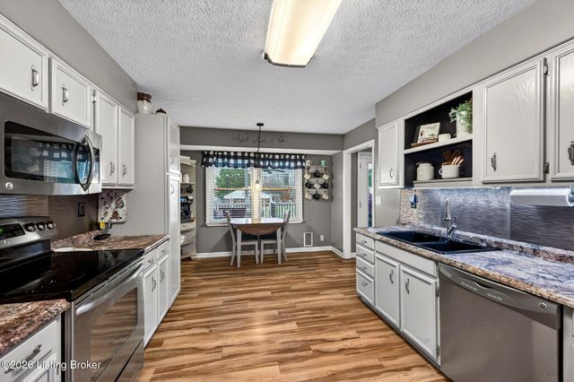 4809 Fox Chase Dr, Shepherdsville, KY 40165