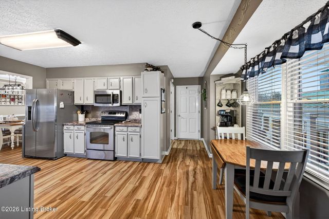 4809 Fox Chase Dr, Shepherdsville, KY 40165