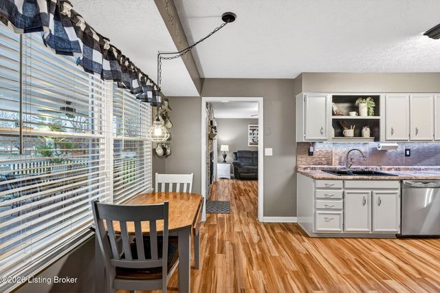 4809 Fox Chase Dr, Shepherdsville, KY 40165