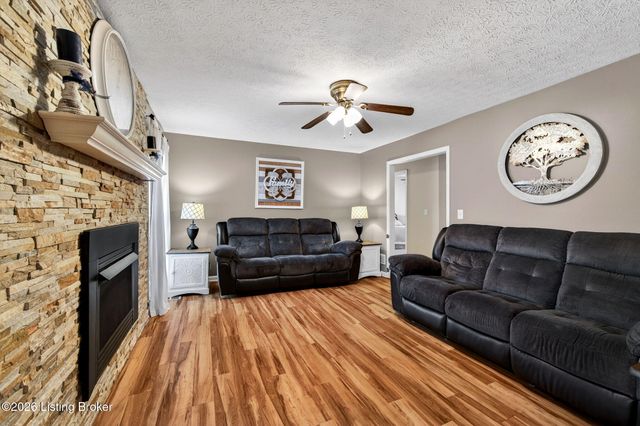 4809 Fox Chase Dr, Shepherdsville, KY 40165