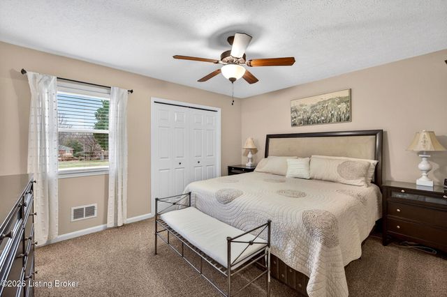 4809 Fox Chase Dr, Shepherdsville, KY 40165