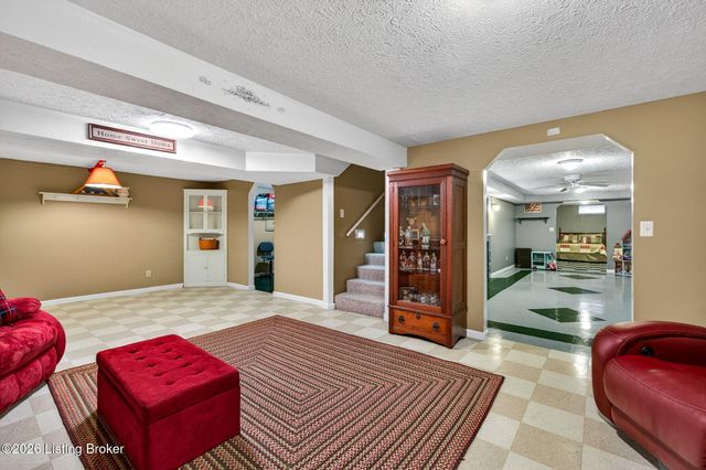 4809 Fox Chase Dr, Shepherdsville, KY 40165