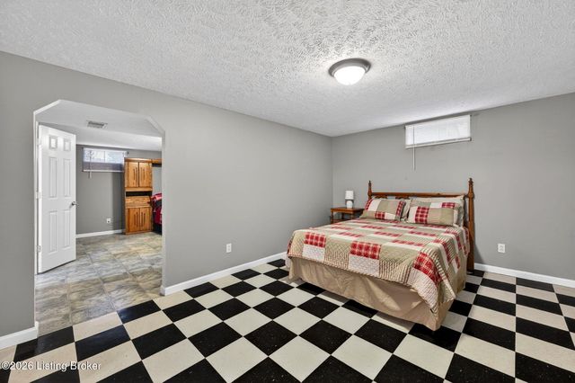 4809 Fox Chase Dr, Shepherdsville, KY 40165