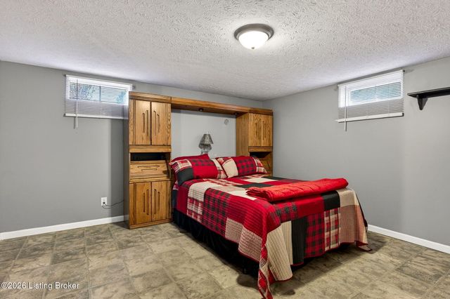 4809 Fox Chase Dr, Shepherdsville, KY 40165