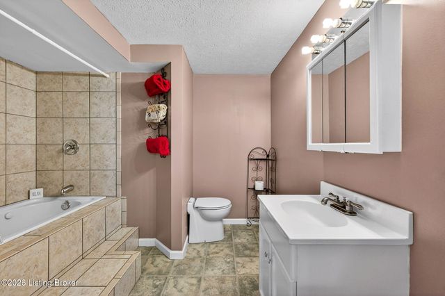 4809 Fox Chase Dr, Shepherdsville, KY 40165