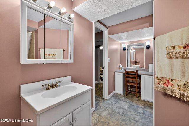 4809 Fox Chase Dr, Shepherdsville, KY 40165