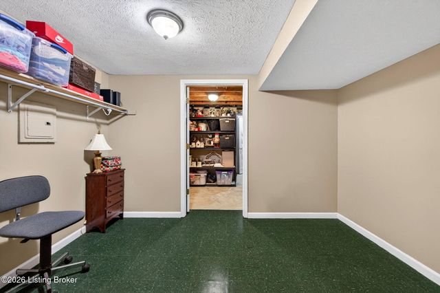 4809 Fox Chase Dr, Shepherdsville, KY 40165