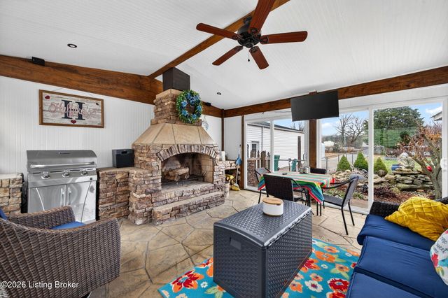 4809 Fox Chase Dr, Shepherdsville, KY 40165