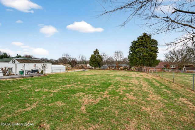 4809 Fox Chase Dr, Shepherdsville, KY 40165