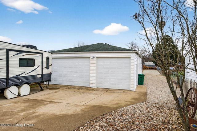 4809 Fox Chase Dr, Shepherdsville, KY 40165