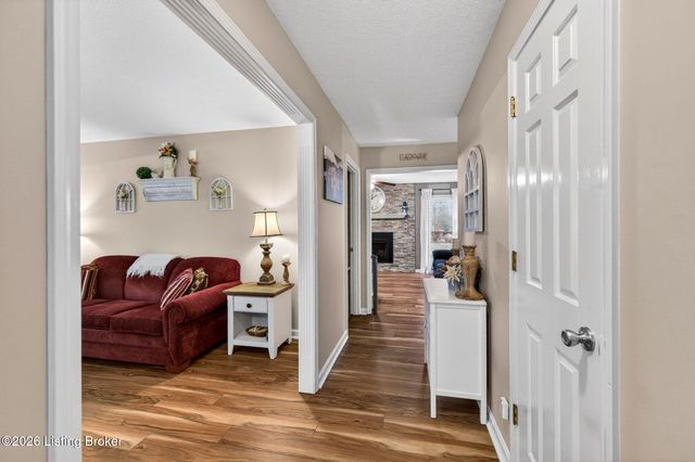 4809 Fox Chase Dr, Shepherdsville, KY 40165