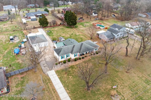 4809 Fox Chase Dr, Shepherdsville, KY 40165