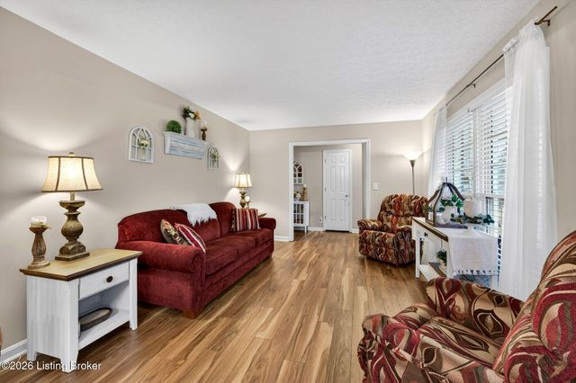 4809 Fox Chase Dr, Shepherdsville, KY 40165