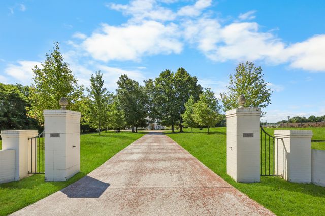 2360 Memorial Drive Ext, Clarksville, TN 37043