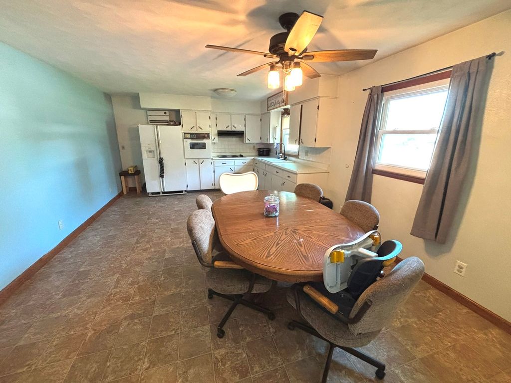 Image 4 of property listing at 701 Boyd Avenue, Iuka, IL 62849