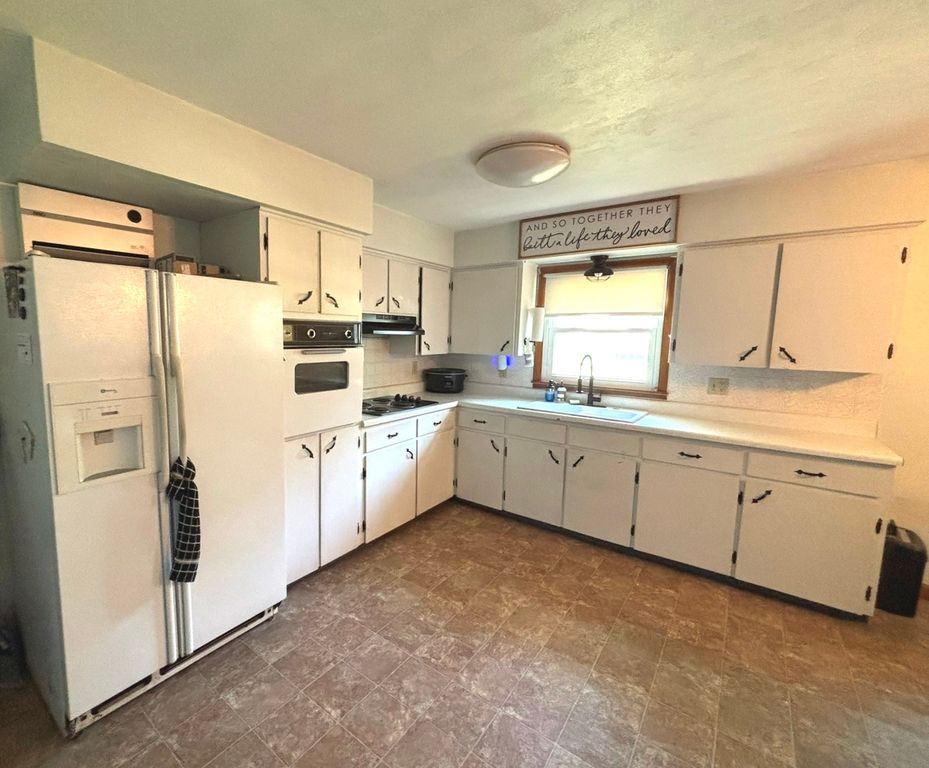 Image 5 of property listing at 701 Boyd Avenue, Iuka, IL 62849