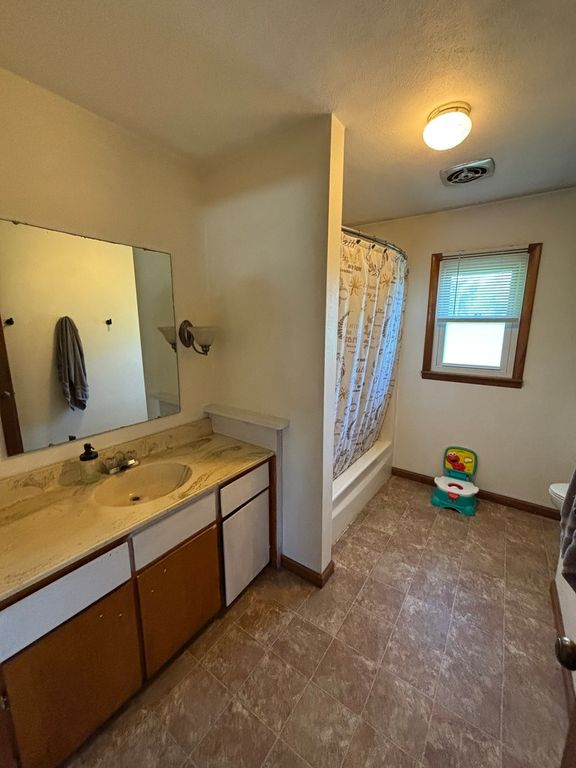 Image 6 of property listing at 701 Boyd Avenue, Iuka, IL 62849