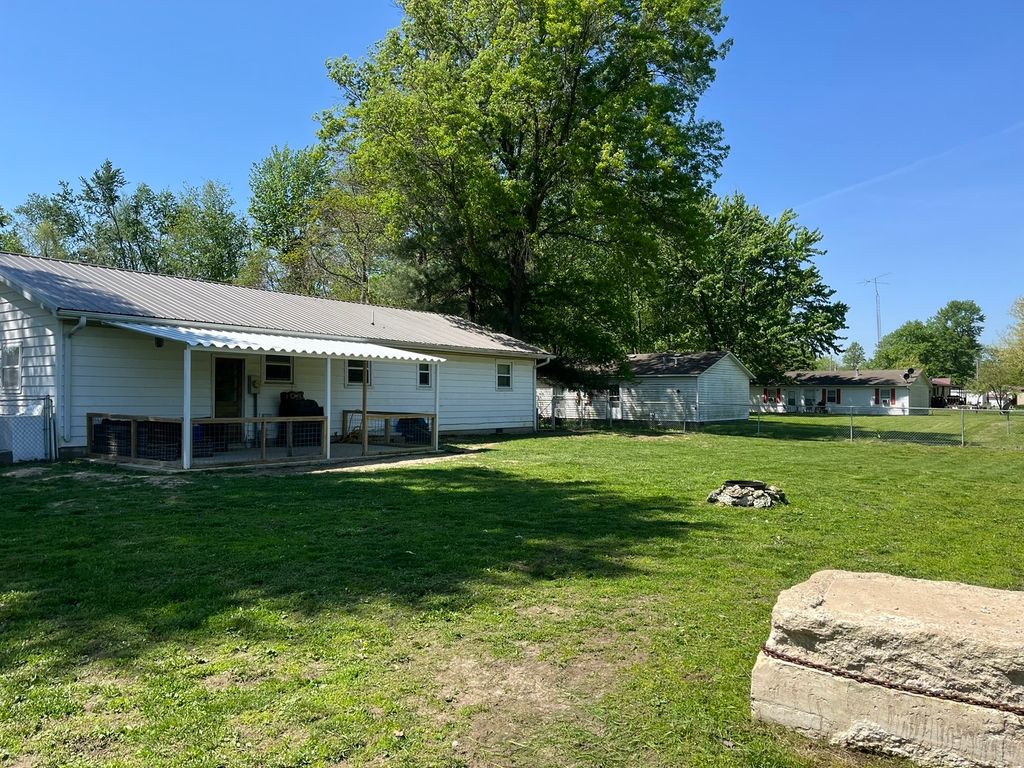 Image 10 of property listing at 701 Boyd Avenue, Iuka, IL 62849