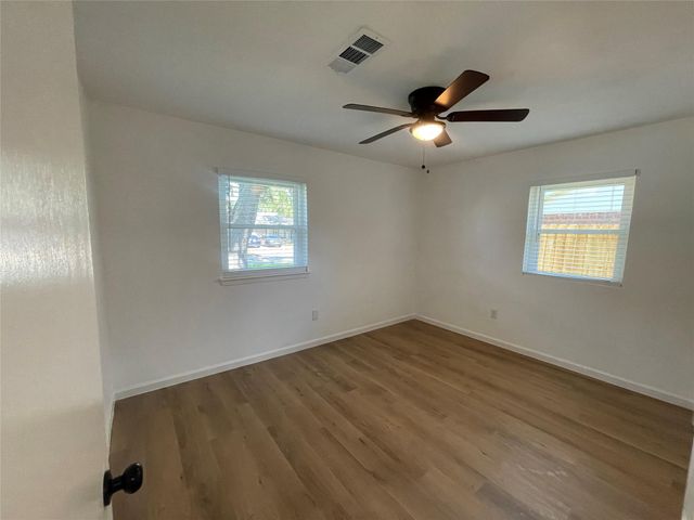 2825 8th Avenue N, Texas City, TX 77590