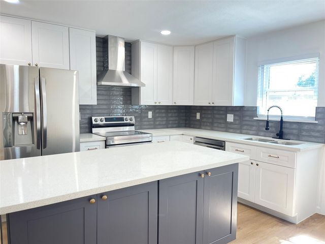 2825 8th Avenue N, Texas City, TX 77590