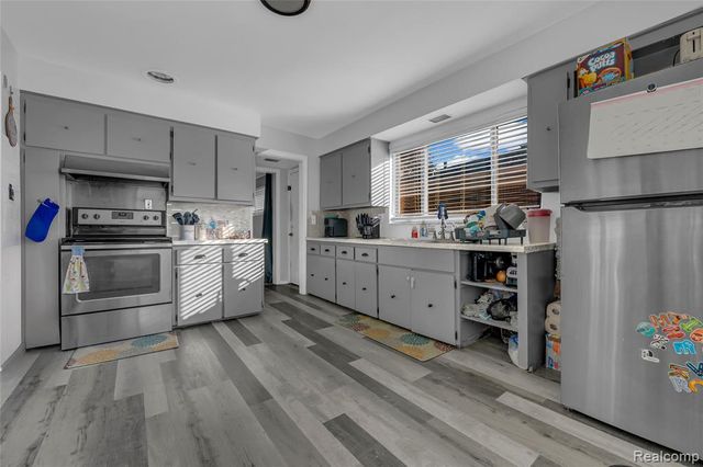 16504 Collinson Avenue, Eastpointe, MI 48021