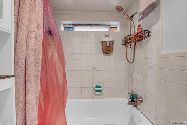 16504 Collinson Avenue, Eastpointe, MI 48021