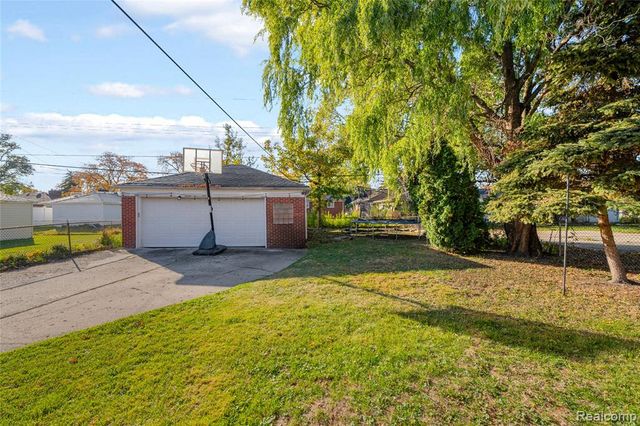 16504 Collinson Avenue, Eastpointe, MI 48021